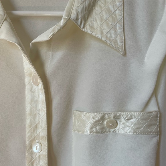 ✨Liz Claiborne long sleep cream button blouse ✨ - Picture 3 of 4